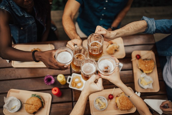 Muslim Makan di Resto yang Jual Minuman Alkohol, Bolehkah?