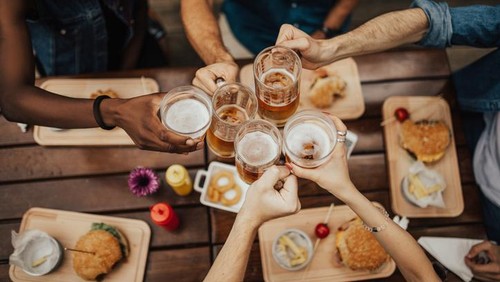 Muslim Makan di Resto yang Jual Minuman Alkohol, Bolehkah?