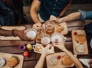 Muslim Makan di Resto yang Jual Minuman Alkohol, Bolehkah?