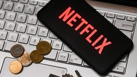 Dilihat dari website resminya, harga paket Standar Netflix di Indonesia juga turun dari Rp 153.000/bulan kini menjadi Rp 120.000/bulan. Layanan tersebut memiliki resolusi 1080p. Mateusz Slodkowski/Getty Images