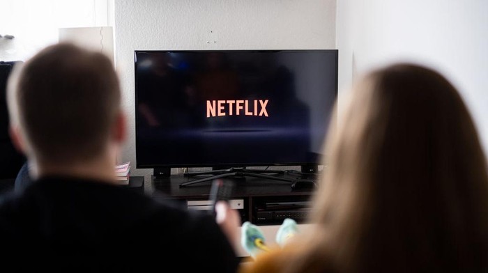 Netflix Inc memangkas tarif langganan di berbagai negara. Hal ini dilakukan untuk menarik jumlah penonton atau pelanggannya.