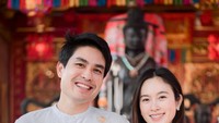Keduanya tampak begitu bahagia dalam prosesi adat itu. Ada pula netizen yang menganggap mereka mirip seperti artis Indonesia Sandra Dewi dan suami. (Foto: Instagram @ikorn_photography)