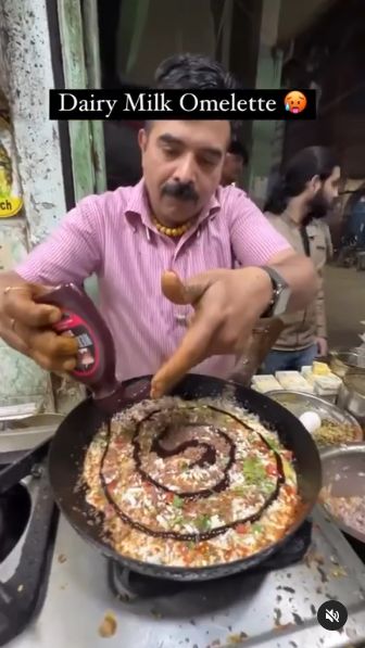Omelet aneh pakai tambahan cokelat parut dan saus cokelat