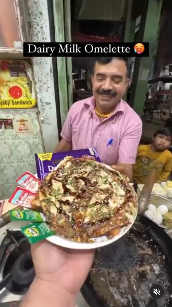 Omelet aneh pakai tambahan cokelat parut dan saus cokelat