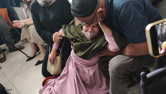 Orang Tua dan Istri AKP Irfan Menangis Usai Dengar Irfan Divonis 10 Bulan Bui