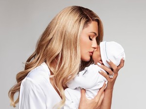 Paris Hilton Ungkap Punya 20 Embrio Beku, Masih Mau Tambah Lagi