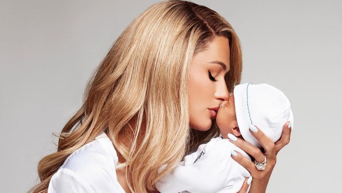 Sukses di Anak Pertama, Paris Hilton Bakal Jalani Program Bayi Tabung Kedua