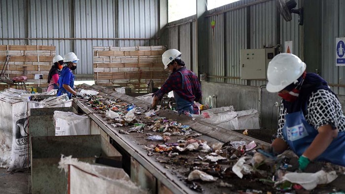 Program Project STOP berhasil mengendalikan sampah di Kabupaten Pasuruan. Setiap tahunnya, lebih dari 5 ribu ton sampah diangkut lewat program tersebut.