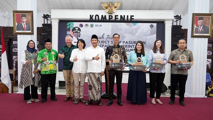 Program Project STOP berhasil mengendalikan sampah di Kabupaten Pasuruan. Setiap tahunnya, lebih dari 5 ribu ton sampah diangkut lewat program tersebut.