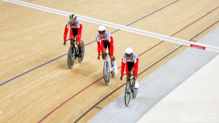 Pebalap Sepeda Dunia Saling Adu Cepat di Velodrome Sejumlah pebalap sepeda dunia memacu kecepatan dalam babak kualifikasi nomor team sprint putra Tissot UCI Track Nation Cup 2023 di Jakarta International Velodrome, Rawamangun, Jakarta, Jumat (24/2/2023).