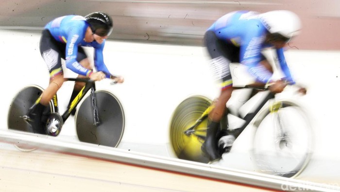 Pebalap Sepeda Dunia Saling Adu Cepat di Velodrome Sejumlah pebalap sepeda dunia memacu kecepatan dalam babak kualifikasi nomor team sprint putra Tissot UCI Track Nation Cup 2023 di Jakarta International Velodrome, Rawamangun, Jakarta, Jumat (24/2/2023).