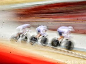 Wushh.. Pebalap Sepeda Dunia Saling Adu Cepat di Velodrome