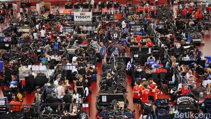 Pebalap Sepeda Dunia Saling Adu Cepat di Velodrome Sejumlah pebalap sepeda dunia memacu kecepatan dalam babak kualifikasi nomor team sprint putra Tissot UCI Track Nation Cup 2023 di Jakarta International Velodrome, Rawamangun, Jakarta, Jumat (24/2/2023).
