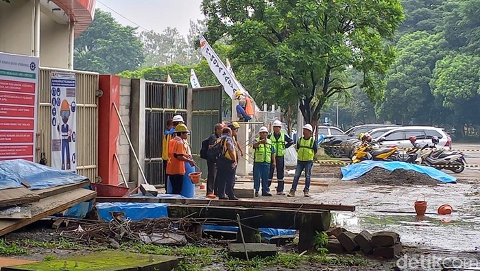 Pekerja saat merenovasi Stadion Manahan Solo, Jumat (24/2/2023).