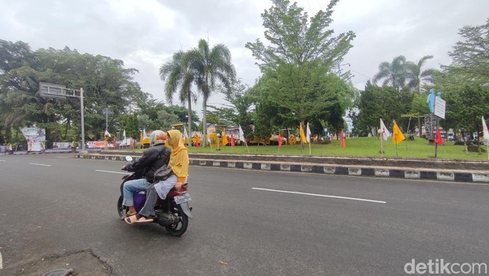 Pemandangan bendera parpol di salah satu ruang terbuka hijau di Ciamis