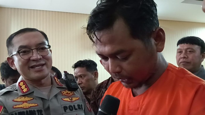 Pemilik Uncle Benz Cafe I Gede Wijaya saat konferensi pers terkait kasus tewasnya bule Australia bernama Johnston Mccallum Scott di Mapolsek Kuta Selatan, Jumat (24/2/2023).