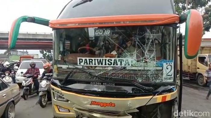 Penampakan Bus yang Tabrakan Beruntun di Padalarang