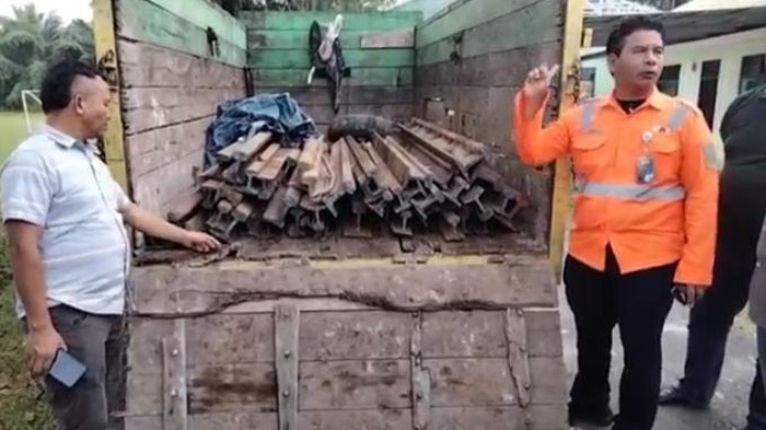 Penampakan rel kereta api curian di Asahan yang dibawa pakai truk