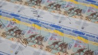 Mereka mengatakan sudah merencanakan catatan baru untuk memperingati kemenangan dan rekonstruksi Ukraina. Musim panas lalu, itu mematok hryvnia pada 36,57 terhadap dolar, dan telah melakukan intervensi secara teratur di pasar valuta asing untuk mendukung mata uang tersebut.