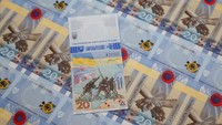 Uang kertas yang didedikasikan untuk peringatan satu tahun invasi Rusia di Ukraina terlihat selama presentasi di Bank Nasional Ukraina di Kyiv, Ukraina 23 Februari 2023.