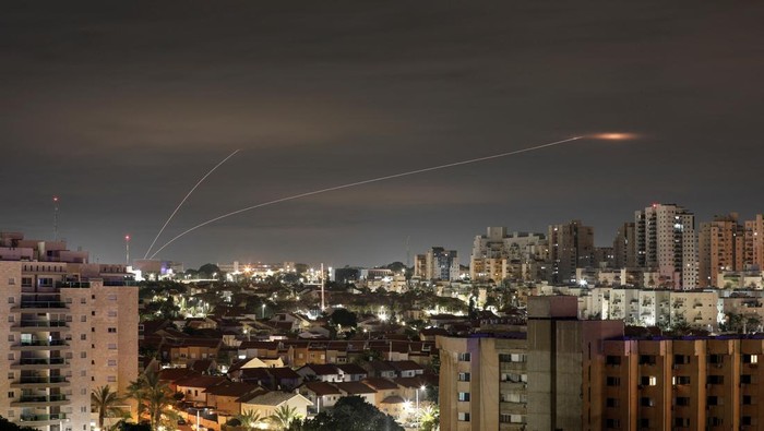 Perang Roket Gaza-Israel di Pagi Hari Smoke rises during an Israeli air strike, in Gaza City February 23, 2023. REUTERS/Mohammed Salem