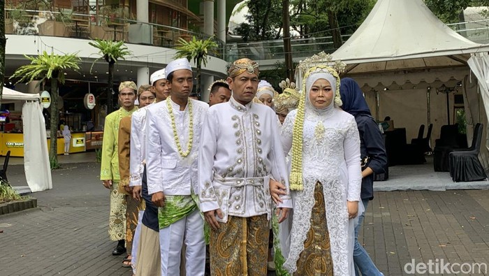 Pernikahan massal lansia dan difabel di Ciwalk, Kota Bandung