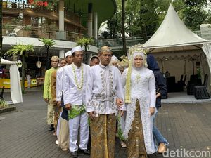 Sah! Pengantin Difabel dan Lansia Nikah Massal di Ciwalk Bandung