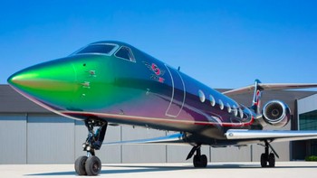 Jet yang tampak menawan ini diberi nama SexyJet, dioperasikan oleh Clay Lacy Aviation. Jet ini ditenagai oleh dua mesin Rolls-Royce. Foto: tops.easyvoyage.co.uk