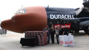 Tentu saja pesawat C-130 Hercules ini tidak menggunakan baterai Duracell. Desain ini merupakan bagian dari kampanye gerakan amal menyumbangkan baterai Duracell AA untuk ke Toys for Tots. Foto: tops.easyvoyage.co.uk