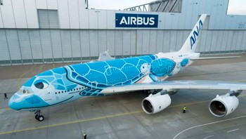 Ini adalah pesawat A380 yang menunggu terbang dari maskapai Jepang All Nippon Airways (ANA). Cat yag digambar oleh Airbus Paintshop ini meniru pola dan tampilan khas penyu laut Hawaii untuk merayakan pengenalan tiga superjet yang pertama dibeli oleh ANA untuk rute penerbangan Narita-Honolulu. Foto: tops.easyvoyage.co.uk