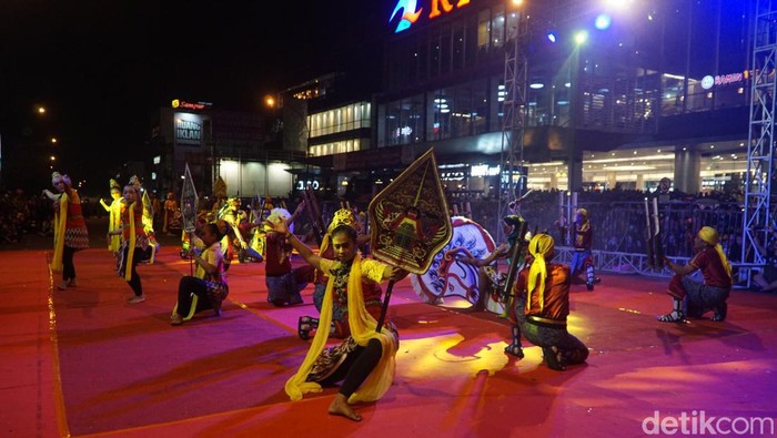 Peserta lomba Festival Kenthongan beraksi di panggung kehormatan dalam rangkaian Hari Jadi ke-452 Kabupaten Banyumas, Jumat (24/2/2023) malam.