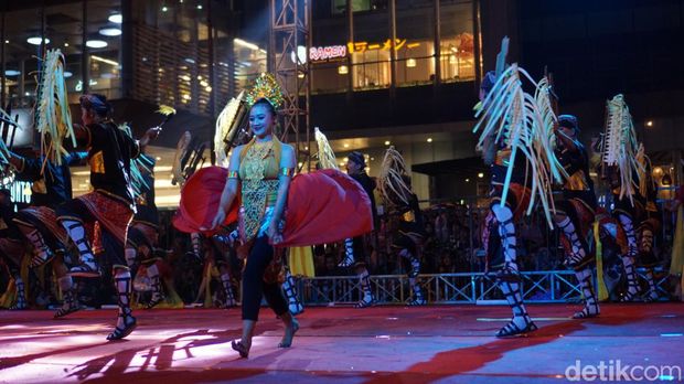 Peserta lomba Festival Kenthongan beraksi di panggung kehormatan dalam rangkaian Hari Jadi ke-452 Kabupaten Banyumas, Jumat (24/2/2023) malam.