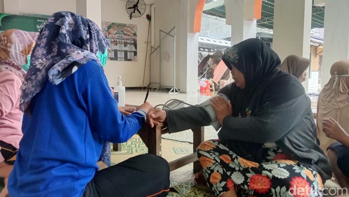 Petugas puskesmas memeriksa korban banjir di Kecamatan Jati, Kudus, Jumat (24/2/2023).