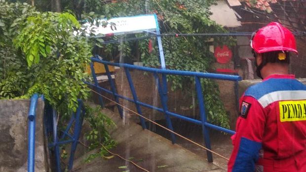 Pohon Tumbang di Cipinang Jaktim, Jembatan hingga Rumah Rusak Tertimpa