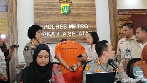 Polisi menampilkan Shane alias S alias SLRL (19), tersangka penganiaya Cristalino David Ozora (17) alias David. Shane rekan Mario Dandy Satrio (Adrial A/detikcom)