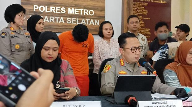 Polisi menampilkan Shane alias S alias SLRL (19), tersangka penganiaya Cristalino David Ozora (17) alias David. Shane rekan Mario Dandy Satrio (Adrial A/detikcom)