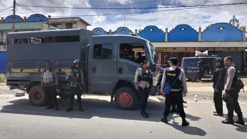 Polisi siaga pascakerusuhan di Wamena,Papua Pegunungan.