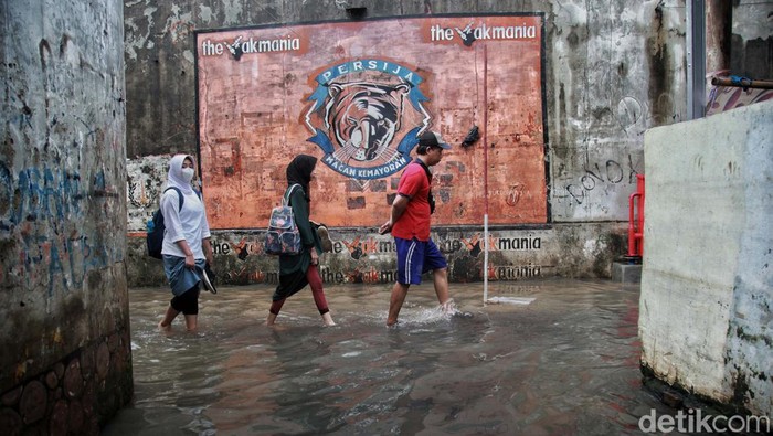 Kawasan Petogogan, Jakarta Selatan, terendam banjir akibat hujan deras yang turun. Begini potretnya.