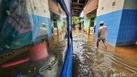 Hingga pukul 12.00 WIB, air masih merendam kawasan tersebut.