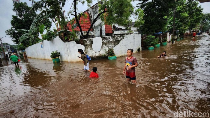 Kawasan Petogogan, Jakarta Selatan, terendam banjir akibat hujan deras yang turun. Begini potretnya.