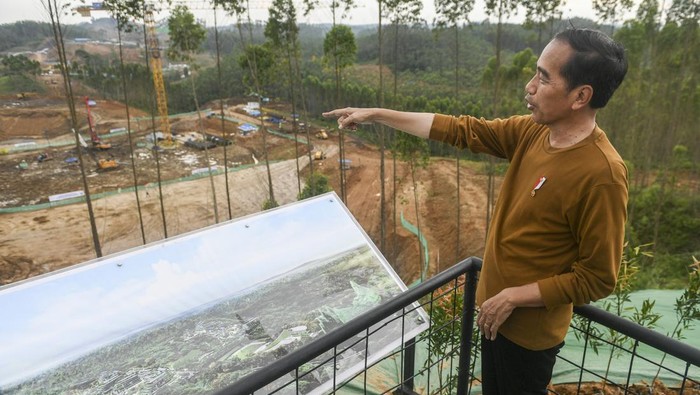 Presiden Joko Widodo meninjau pembangunan Istana Kepresidenan di Kawasan Inti Pusat Pemerintahan (KIPP) Ibu Kota Negara (IKN) Nusantara, Penajam Paser Utara, Kalimantan Timur, Kamis (23/2/2023). Presiden Joko Widodo menargetkan perayaan HUT ke-79 RI tahun 2024 bisa dilaksanakan di Istana Presiden IKN Nusantara. ANTARA FOTO/Hafidz Mubarak A/tom.