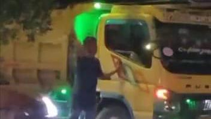 Pria mengamuk dan rusak dump truck pakai kunci roda di Bogor