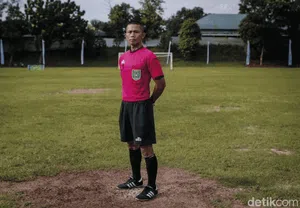 Redupnya Sang Pengadil Lapangan Hijau Nyambi Jualan Kembang Tahu