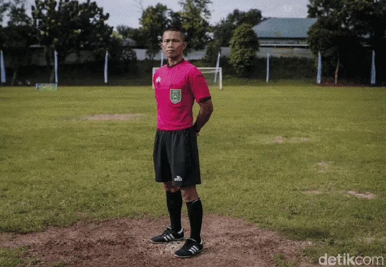 Redupnya Sang Pengadil Lapangan Hijau Nyambi Jualan Kembang Tahu