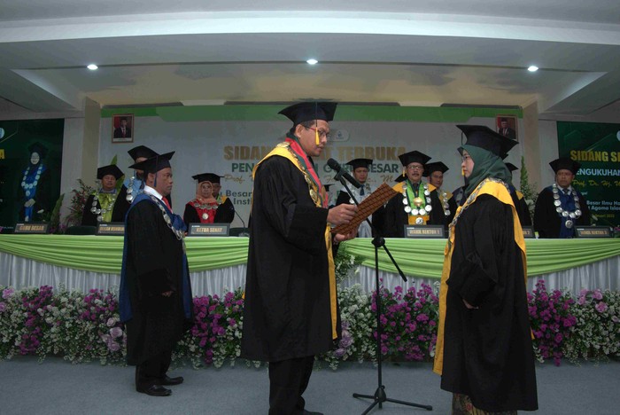 Rektor IAIN Kudus Kukuhkan Istrinya sebagai Guru Besar