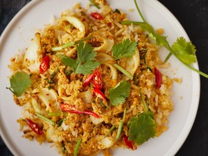 3 Resep Nasi Goreng Cumi yang Gurih Nampol Buat Sarapan Spesial