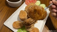 Teksturnya renyah di luar, tapi lembut di dalamnya. Masih ada sensasi krenyes, karena potongan wortelnya yang segar. Foto: detikFood / Yenny Mustika Sari