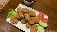 Lumpia Udang, gorengan pendamping yang cocok untuk nasi goreng. Potongan lumpia ini cukup tebal, paduan daging ayam dan udang juga sangat terasa. Foto: detikFood / Yenny Mustika Sari