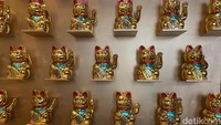 Saat baru masuk, kamu akan disambut dengan pajangan kucing pada dindingnya. Jumlahnya ada puluhan yang memiliki simbol keberuntungan melimpah. Foto: detikFood / Yenny Mustika Sari