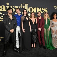 Riley Keough bersama para bintang Daisy Jones & the Six. Serial ini mulai tayang di Prime Video pada 3 Maret 2023 mendatang. (Foto: Axelle/Bauer-Griffin/FilmMagic)